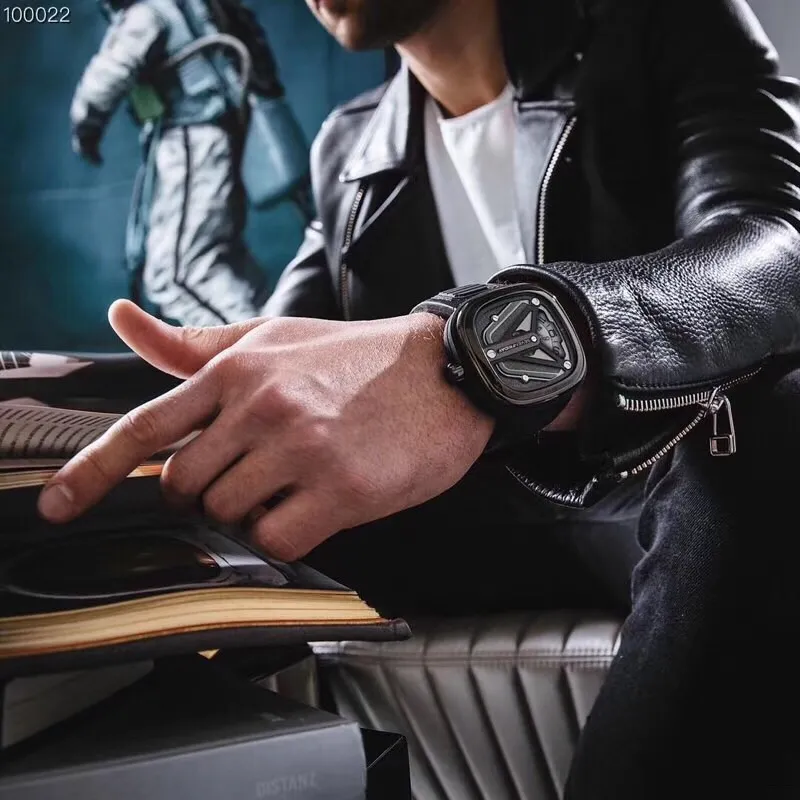 【Authentic Tmall】💰1640! Seven Fridays-Sevenfriday M3/01! Come on guys! Support nfc anti-counterfeiting! The talented designers at Seven Fridays have used spaceships as inspiration to create an all-new launcher piece, with a sandblasted and polished black and gun metal disc forming an aerodynamic Y-wing marking the seven-star logo at the seven hour mark. The Y-wing shape leaves room to display three overlapping white discs indicating the time, minutes and seconds read from left to right. A forward red highlight displays the time on the left at the 9H mark, and a forward red arrow indicates the minutes on the right. The seconds are in increments of 5 on the identification plate. The asymmetrical placement of decorative screws on the upper disc enhances the industrial spirit of this edition! Paired with leather and rubber straps, the all-black concept is coming.